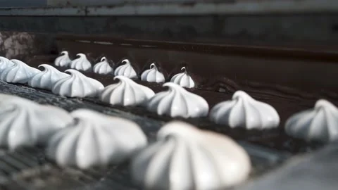 Covering white marshmallows with hot melted chocolate. Video stock 225355575