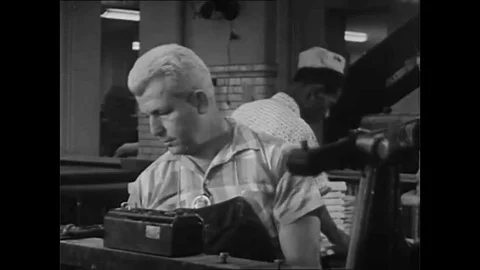 Covers are rounded in a machine at a book bindery in the 1960s. Vidéo 141577134