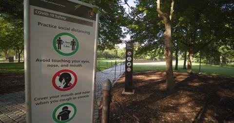 Covid-19 affect on Washington D.C., Saftey sign at entrance of Vietnam Memorial Vídeos de archivo 138483695