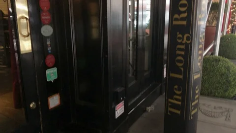COVID-19 closes bars and restaurants. Bar closed do to coronavirus. Vidéo 126558510