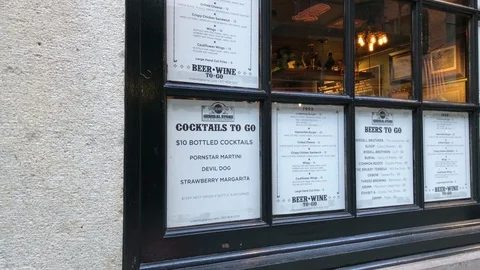 COVID-19 closes bars and restaurants, Bar offers take out drinks. Vidéo 126987892