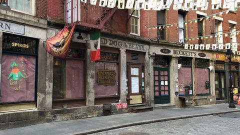 COVID-19 closes bars and restaurants in downtown manhattan. 스톡 동영상 126987899