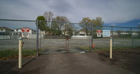 Covid-19, empty, locked parking lot for swim club. Wide pan. Vídeos de archivo 129648993