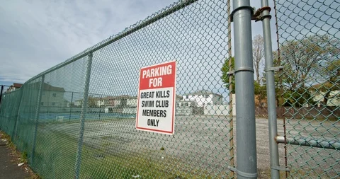 Covid-19, empty parking lot for swim club, gates locked. 스톡 동영상 129648958