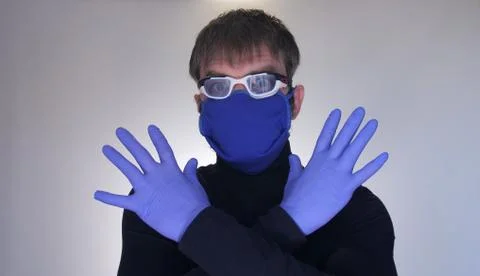 Covid-19. The guy in the protective elements shows that you can't Foto stock