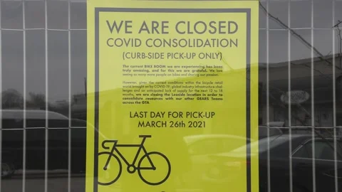 COVID 19 lockdown permanently closed  bicycle shop retail store in Toronto Vidéo 151187741
