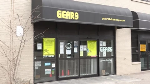 COVID 19 lockdown permanently closed  bicycle shop retail store in Toronto Vídeos de archivo 151188297