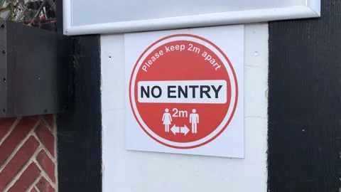 COVID-19 'Please Keep 2M Apart' Public Signage in UK Town Stockbeeldmateriaal 140615277