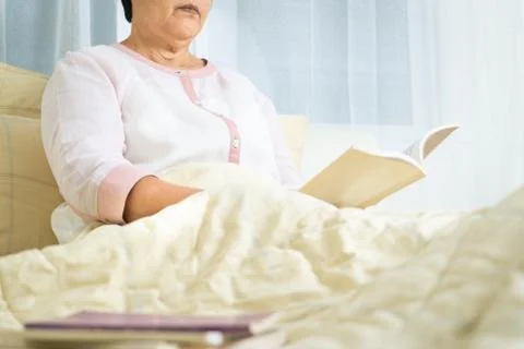 Covid-19 quarantine activity for senior woman read a book stay home to avoid  Foto stock