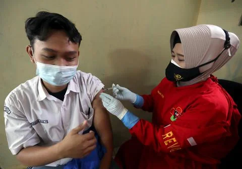 COVID-19 vaccination drive for people ages 12 and over in Depok, Indonesia - 30  Stock-Fotos