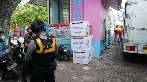 COVID-19 vaccine distributed throughout Indonesia, INDONESIA, ID - 12 Oct 2021 Vídeo Stock 204065601