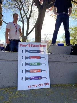 COVID DENINERS PROTEST AT TRINITY BELLWOODS PARK IN TORONTO, CANADA. Foto stock