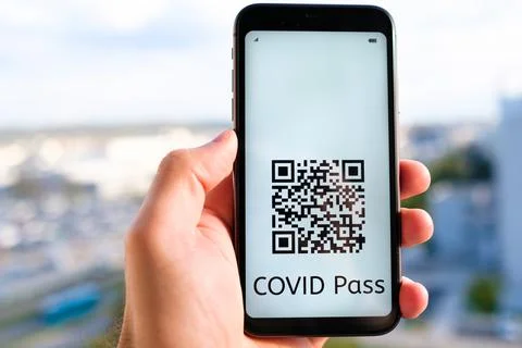 Covid pass with QR code with copy space on the screen in smartphone in mans hand Stockfoto's