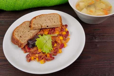 Cowboy beans with bread on a table Foto stock