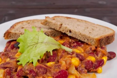 Cowboy beans with bread on a table Foto stock