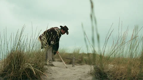 Cowboy digs a grave in the desert 動画素材 245718985