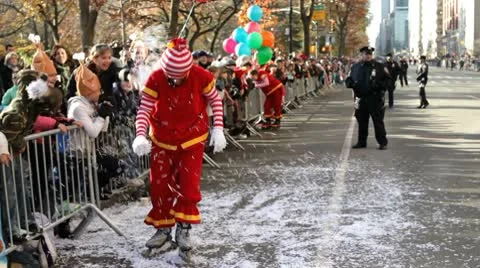 Cown rollerblader with crowd Stock-Footage 10561655