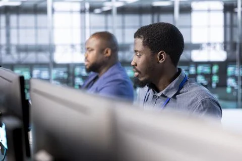 Coworkers looking for network issues affecting rigs performance Foto stock