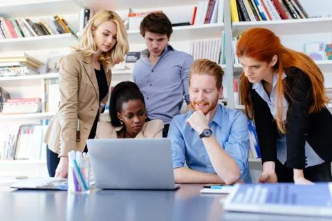 Coworkers solving problems together 库存照片
