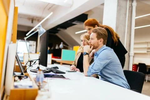 Coworkers solving problems together 库存照片