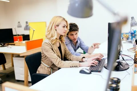 Coworkers solving problems together Foto stock