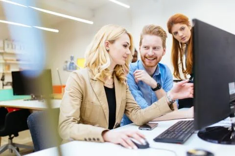 Coworkers solving problems together 库存照片