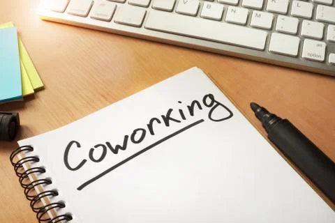 Coworking handwrited on a note. Foto stock