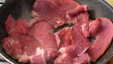 Cow's meat in a frying pan Video stock 108689297