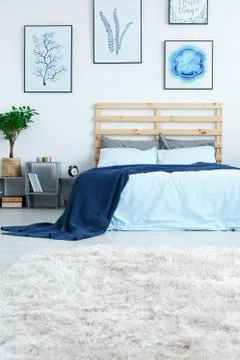 Cozy bedroom with double bed Stock-Fotos