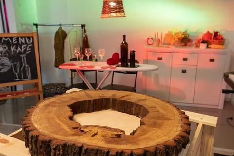 Cozy cafe setting with rustic wood, warm lighting, and elegant glassware on.. Foto stock