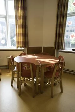 Cozy Classroom Corner With Round Table and Wooden Chairs Foto stock