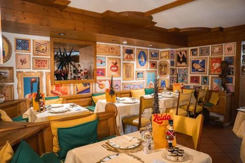 Cozy Dining Area with Framed Artwork in Cortina Boutique Hotel Foto stock