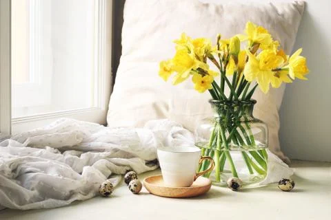 Cozy Easter, spring still life scene. Cup of coffee, wooden plate, quail eggs 스톡 사진