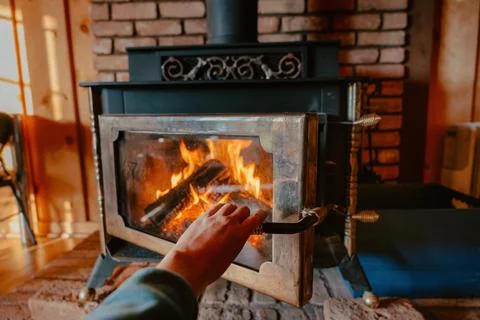 Cozy Fireplace Heating Rustic Mountain Cabin Foto stock