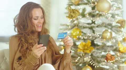 Cozy Holiday E-commerce by the Christmas Tree Stockbeeldmateriaal 322083665