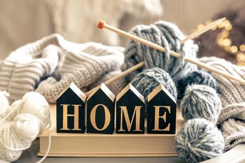 Cozy home composition with threads for knitting. Foto stock