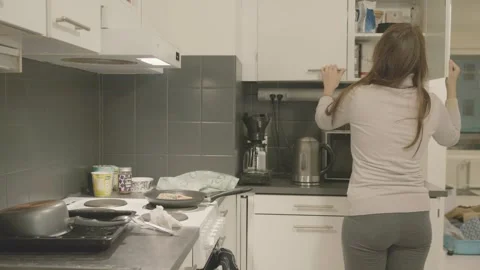 Cozy Kitchen Scene with Cooking and Storage Видео 333449423