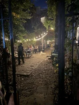 Cozy Outdoor Cafe at Night with String Lights Stock-Fotos