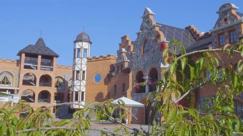 A cozy patio. Cozy European Sunny courtyard. The building with the arch. Beau Stock Footage