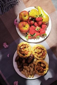 Cozy Picnic Blanket with Rustic Apple Tarts, Fresh Strawberries Fotos de archivo