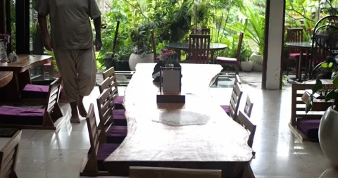 A Cozy Restaurant Setting Where Guests Sit Comfortably on the Ground Stockbeeldmateriaal 286431088