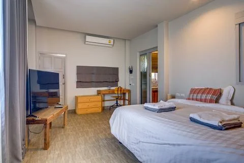 Cozy rustic bedroom with comfortable bed and wooden furniture Foto stock
