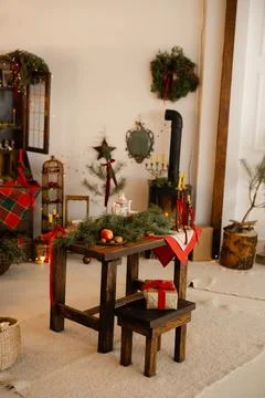 Cozy rustic Christmas interior decorating for holiday celebration Foto stock