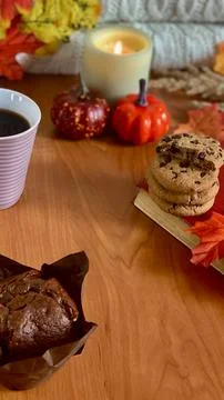A cozy setting features a cup of coffee beside delicious cookies and a chocolate Foto stock