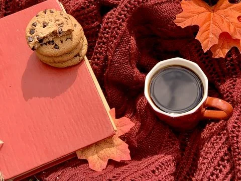 A cozy setup featuring a cup of dark coffee next to a stack of chocolate chip Foto stock
