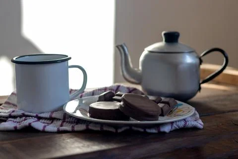 Cozy tea with cookies on a rustic table 库存照片