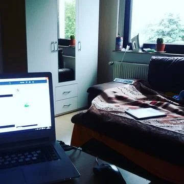A Cozy Work Setup in a Stylish and Modern Room for Maximum Comfort and Foto stock