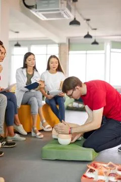 CPR class with caucasian instructors speaking and demonstrating help first aid Foto stock
