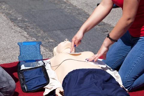 CPR course using automated external defibrillator device - AED 스톡 사진
