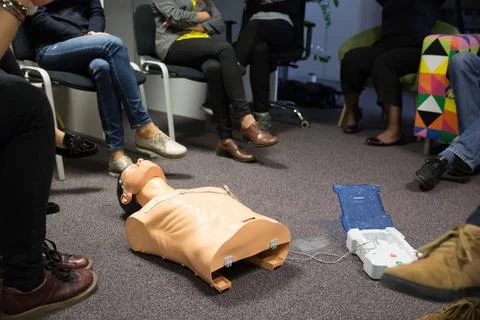CPR course using automated external defibrillator device, AED. First aid c... Foto stock